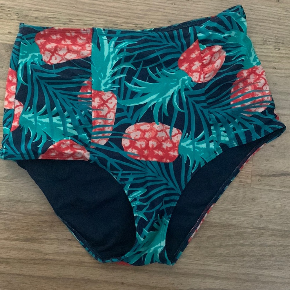 Nwt high rise patterned double pleat aerie medium bikini bottoms. Orange /navy